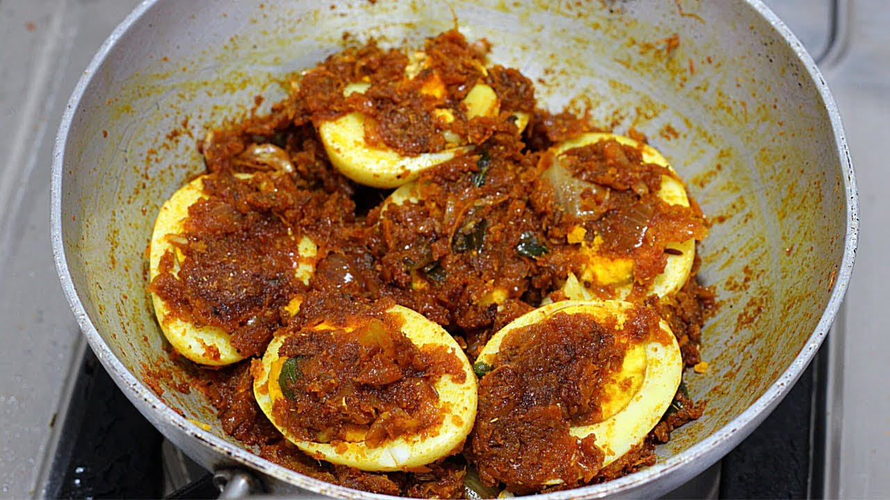 
 ముందుగా రెడీ చేసుకున్న వెల్లుల్లి కారం, గుడ్లకు పట్టేలా 20 నిముషాల పాటు పట్టేలా మీడియం మంట మీద ఉంచాలి. చివర్లో కొత్తిమీర చల్లుకుని తినడమే.