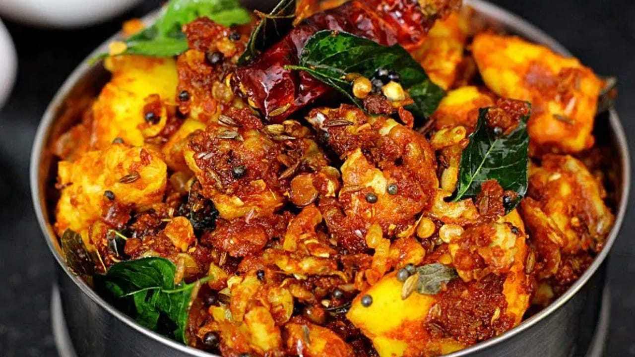 కోడిగుడ్డు వెల్లుల్లి కారం గురించి  ప్రత్యేకించి చెప్పాల్సిన అవసరం లేదు. ఈ రెసిపీని వెల్లుల్లి, కారం, గరం మసాలాలతో చేస్తారు. ఈ రెసిపీని ఎక్కువగా వేడి అన్నం, చపాతీల్లోకి తింటారు. మరి, దీనికి కావాల్సిన పదార్ధాలు, ఎలా చేయాలో ఇక్కడ తెలుసుకుందాం..
