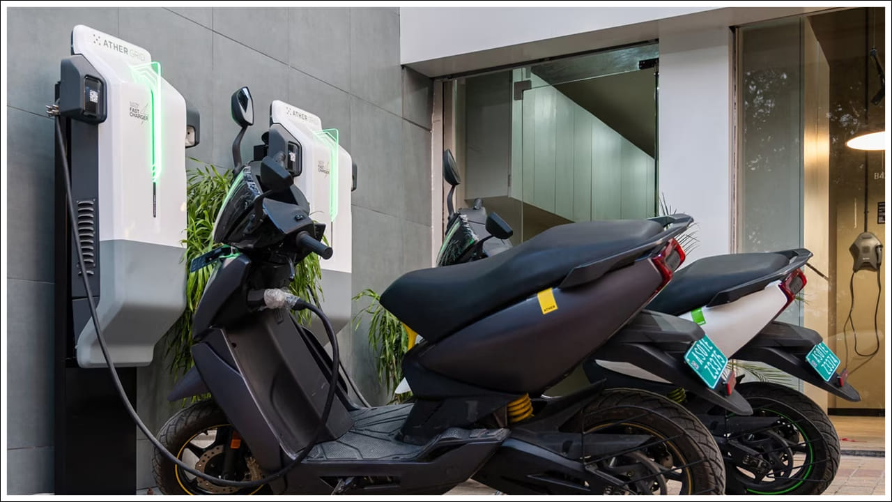 Electric Scooters: మీరు ఎలక్ట్రిక్ స్కూటర్ కొంటున్నారా? మెరుపు వేగంతో ఛార్జింగ్ అయ్యే టాప్ 5 స్కూటర్లు ఇవే!