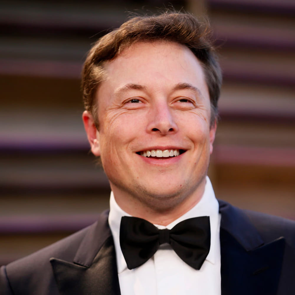 రెండవ నియమం: సమయం కోసం పని చేయడం కాదు, సిస్టమ్‌లు సృష్టించాలి. ఒక షాప్ యజమాని తాను పని చేస్తేనే ఆదాయం వస్తుంది, పని చేయకపోతే ఆదాయం ఆగిపోతుంది. ఇది సమయాన్ని డబ్బుతో మార్చుకోవడం. కానీ ఒక బిజినెస్ ఓనర్ "నేను లేకపోయినా ఆదాయం ఎలా వస్తుంది?" అని ఆలోచిస్తాడు. అందుకే వారు సిస్టమ్‌లను, టీమ్‌లను నిర్మిస్తారు, ఆటోమేషన్‌ను ఉపయోగిస్తారు. ఒక టీచర్ 30 మంది విద్యార్థులకు పాఠాలు చెబితే, ఒక యూట్యూబ్ క్రియేటర్ ఒక వీడియోతో లక్షల మందికి చేరువవుతాడు. ఇది లివరేజ్. ఒకే పని ద్వారా మళ్ళీ మళ్ళీ ఆదాయం వచ్చేలా సిస్టమ్‌లను సృష్టించడం ఈ నియమం యొక్క సారాంశం.