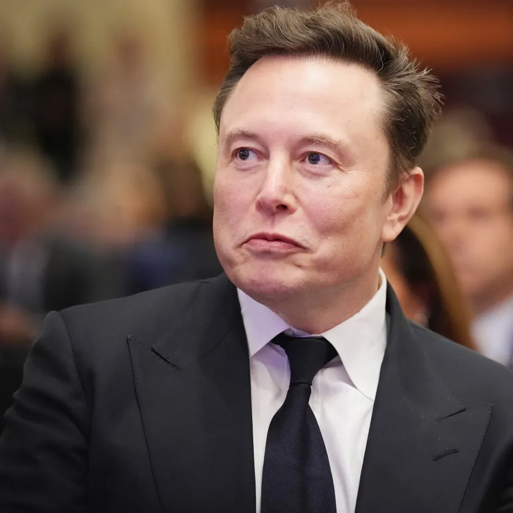 మూడవ నియమం: కష్టపడటంతో పాటు, అధిక విలువ గల నైపుణ్యాలను అభివృద్ధి చేసుకోవాలి. ఒక కన్స్ట్రక్షన్ వర్కర్ రోజుకు పది గంటలు శారీరకంగా కష్టపడతాడు, కానీ ఒక సాఫ్ట్‌వేర్ డెవలపర్ మూడు-నాలుగు గంటలు మాత్రమే పని చేసి అధిక ఆదాయం పొందుతాడు. ఇక్కడ తేడా కష్టపడటంలో కాదు, నైపుణ్యాల్లో. కమ్యూనికేషన్, సేల్స్, మార్కెటింగ్, సమస్యల పరిష్కారం వంటి నైపుణ్యాలు ఉన్నవారు అధిక విలువను సృష్టించగలరు. డబ్బు అనేది ఎక్కువ విలువను సృష్టించే వారి వైపు ఆకర్షితమవుతుంది. అందుకే ధనవంతులు నైపుణ్యాలపై పెట్టుబడి పెడతారు.