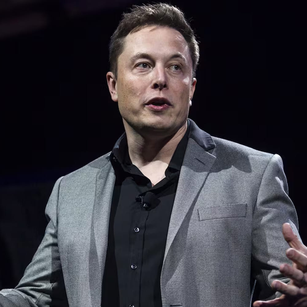 నాల్గవ నియమం: పని ఎక్కువ చేయడం కాదు, పని చేసే విధానాన్ని స్మార్ట్‌గా మార్చాలి. చాలా మంది ఒకే పనిని మాన్యువల్‌గా చేస్తూ ఉంటారు. కానీ స్మార్ట్ మైండ్ సెట్ ఉన్న వ్యక్తి "ఈ పనిని వేగంగా చేయడానికి, మెరుగ్గా చేయడానికి మార్గం ఉందా?" అని ఆలోచిస్తాడు. వారు టూల్స్, ఆటోమేషన్, సిస్టమ్‌లను కనుగొని, అదే పనిని సగం సమయంలో పూర్తి చేస్తారు. విజయవంతమైన వ్యక్తులు కేవలం కష్టపడటంతో పాటు, తమ పనిని మరింత తెలివిగా ఎలా చేయాలో నిరంతరం ఆలోచిస్తారు.