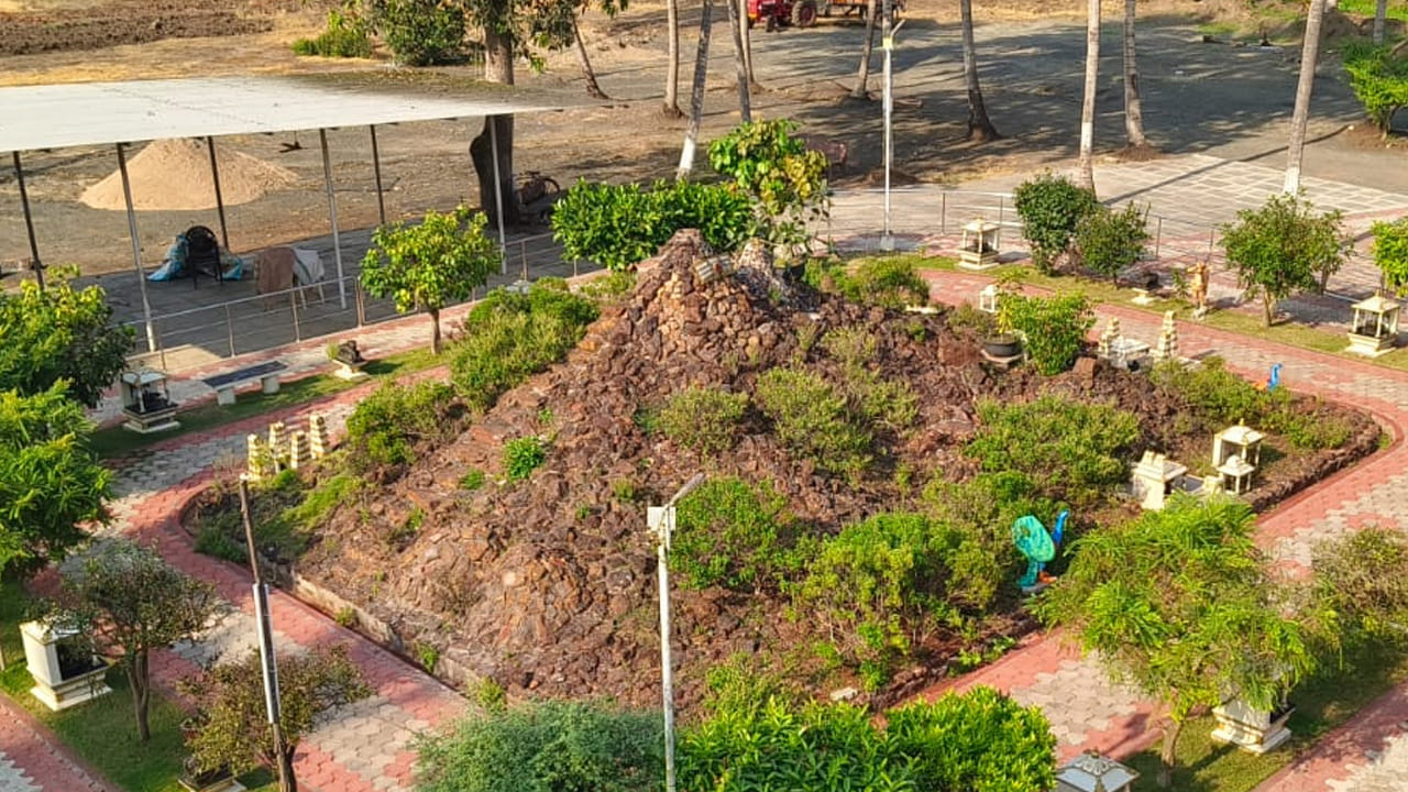 అరుణాచలంలో ఉన్నట్లే దీని చుట్టూ ఇంద్ర, అగ్ని, యమ, నైరుతి, వరుణ, వాయు, కుబేర, ఈశాన్య లింగాలు, రమణమహర్షి ఆశ్రమ నమూనాలు ఏర్పాటు చేశారు.