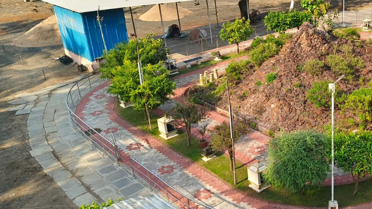 వివిధ పుణ్య క్షేత్రాల నుంచి తెచ్చిన పవిత్ర శిలలతో దీనిని 2019లో నిర్మించినట్లు నిర్వాహకుడు భూపతిరాజు సూర్యనారాయణరాజు తెలిపారు.