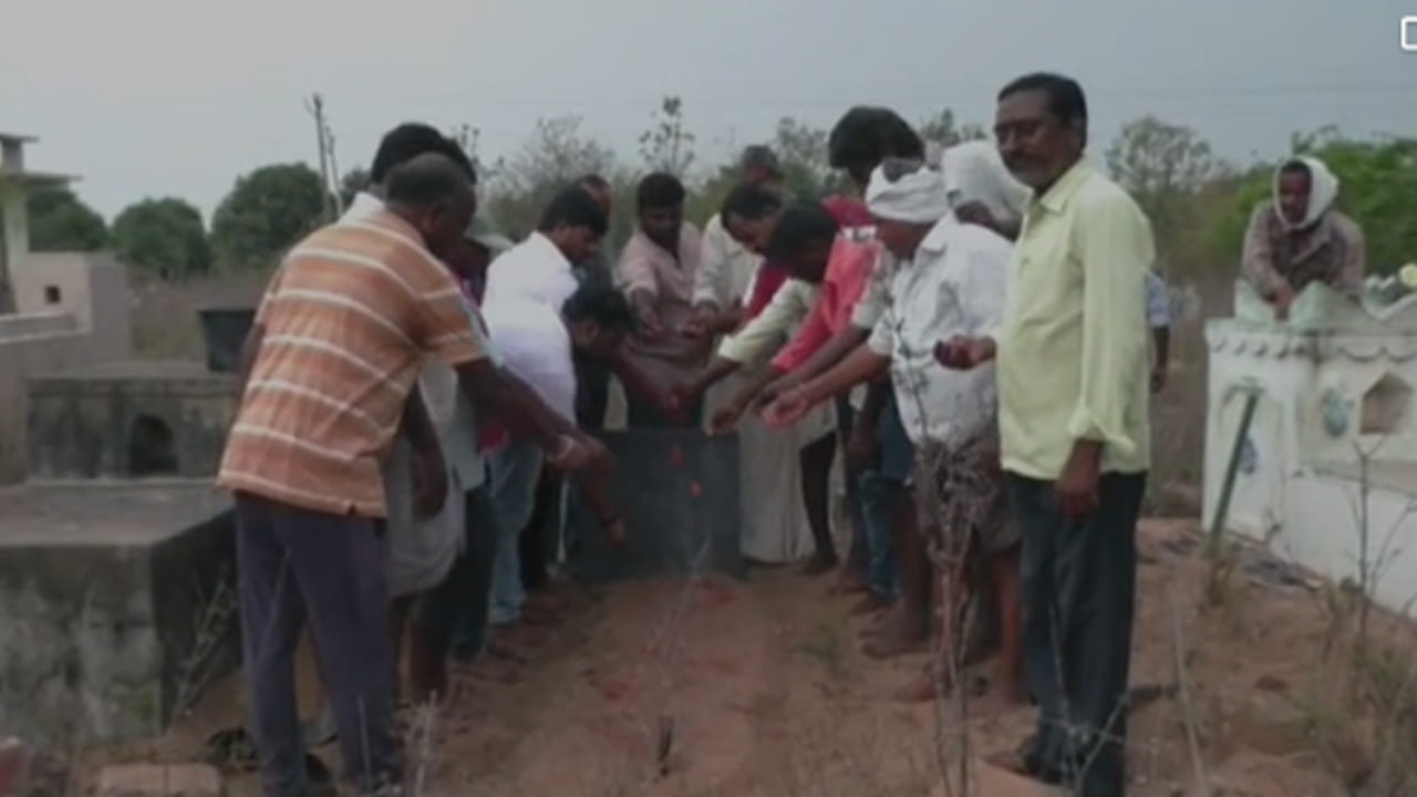 అమర ప్రేమకు అద్దం పట్టిన సమాధి..! చావులోనూ వీడని జంట.. భార్య సమాధి పక్కనే తన కోసం..