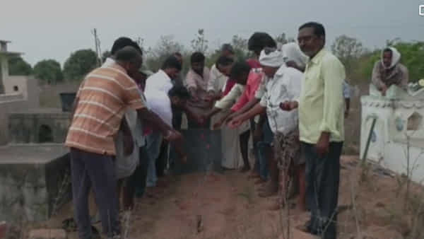అమర ప్రేమకు అద్దం పట్టిన సమాధి..! చావులోనూ వీడని జంట.. భార్య సమాధి పక్కనే తన కోసం..