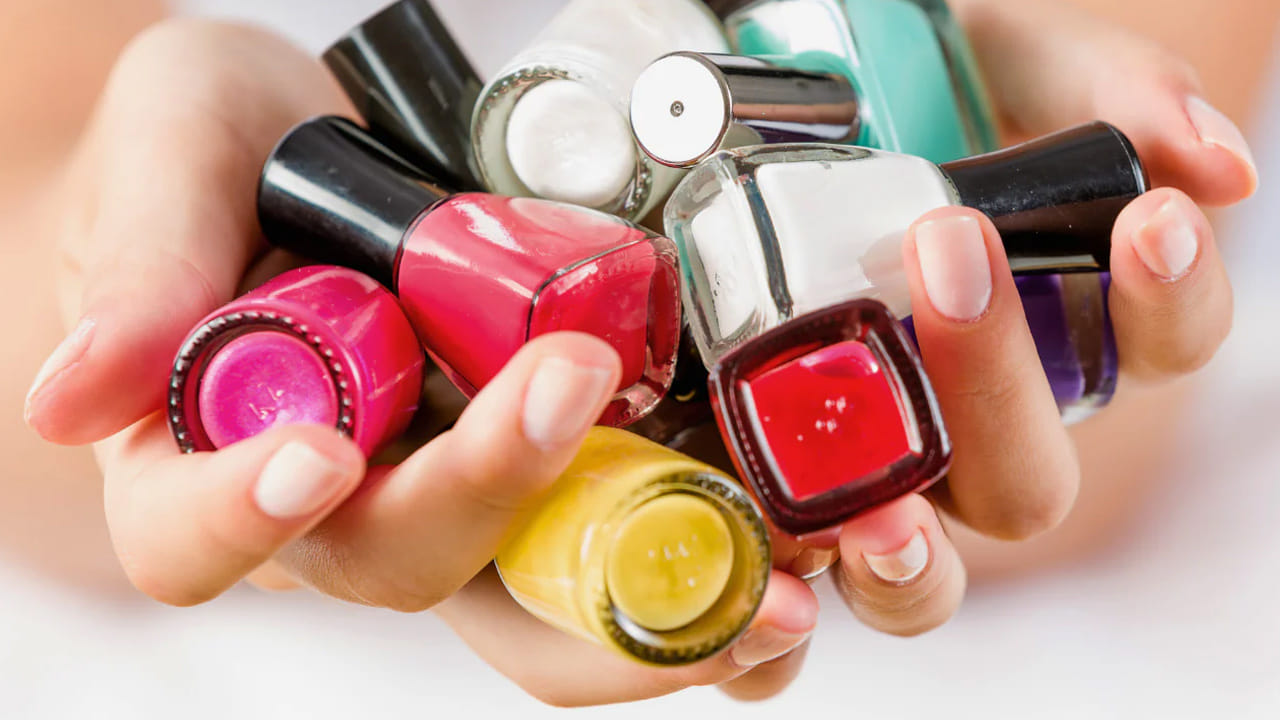 ముందుగా ఏం చేయాలి?: నేల్ పాలిష్ బాటిల్‌ను శుభ్రం చేయడం ముఖ్యం. బాటిల్‌లో కొంచెం రిమూవర్ పోసి బాగా ఊపితే లోపల ఉన్న రంగు మొత్తం పోతుంది. ఆ తర్వాత వేడి నీరు, సబ్బుతో కడిగి ఆరబెట్టాలి.
