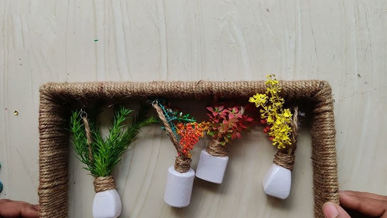 మినీ పర్ఫ్యూమ్ బాటిల్స్: మీకు నచ్చిన ఎసెన్షియల్ ఆయిల్స్ లేదా హోమ్ మేడ్ పర్ఫ్యూమ్స్ నిల్వ చేసుకోవడానికి ఈ చిన్న బాటిల్స్ చాలా అనుకూలంగా ఉంటాయి. వీటి పైన చిన్న రిబ్బన్ కడితే మరింత స్టైలిష్‌గా కనిపిస్తాయి.