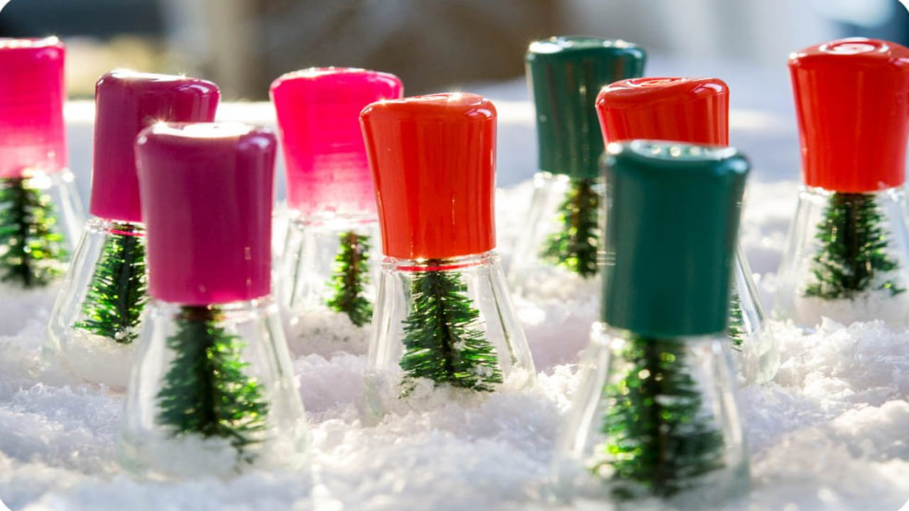 వేస్ట్ నుండి బెస్ట్ (Best out of waste) అనే సూత్రాన్ని పాటిస్తూ, మన సృజనాత్మకతకు పని చెబితే ఇటువంటి చిన్న వస్తువులతోనే ఇంటిని ఖరీదైన డెకర్ ఐటమ్స్ లాగా మార్చుకోవచ్చు. దీనివల్ల పర్యావరణానికి మేలు జరగడమే కాకుండా, మనకు నచ్చినట్లుగా వస్తువులను తయారు చేసుకున్న సంతృప్తి కలుగుతుంది.