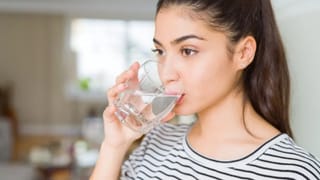 మీ కిచెన్ సింక్ పసుపు రంగులోకి మారిందా? ఈ చిట్కాలతో నిమిషాల్లో కొత్తదానిలా మెరిపించేయండి!