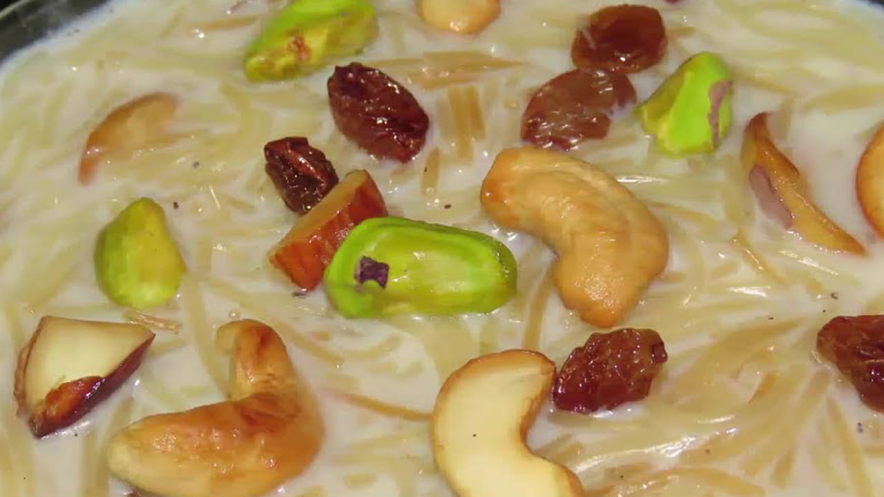 కావాల్సిన పదార్ధాలు : పచ్చి కొబ్బరి ముక్కలు, రెండు కప్పుల పాలు,  బియ్యం, సేమియా , పావుకిలో  బెల్లం, 5 జీడిపప్పులు, 5 బాదం పప్పులు, 5 కిస్ మిస్ లు, అర టేబుల్ స్పూన్ యాలకుల పొడి, అర టేబుల్ స్పూన్ నెయ్యి,  రుచికి సరిపడా ఉప్పును తీసుకోవాలి.
