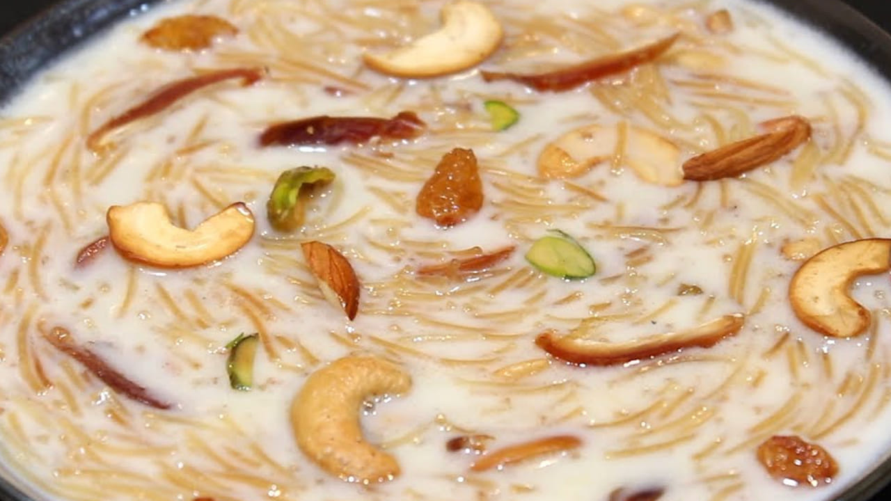 
వీటిని బాగా వేయించుకోవాలి : గ్యాస్ వెలిగించి దాని మీద  పాన్ పెట్టి దానిలో నెయ్యి వేసి కొద్దిగా జీడిపప్పు, కిస్‌మిస్  లు కూడా వేసి వాటిని బాగా వేయించి పక్కన పెట్టుకోవాలి.
 4