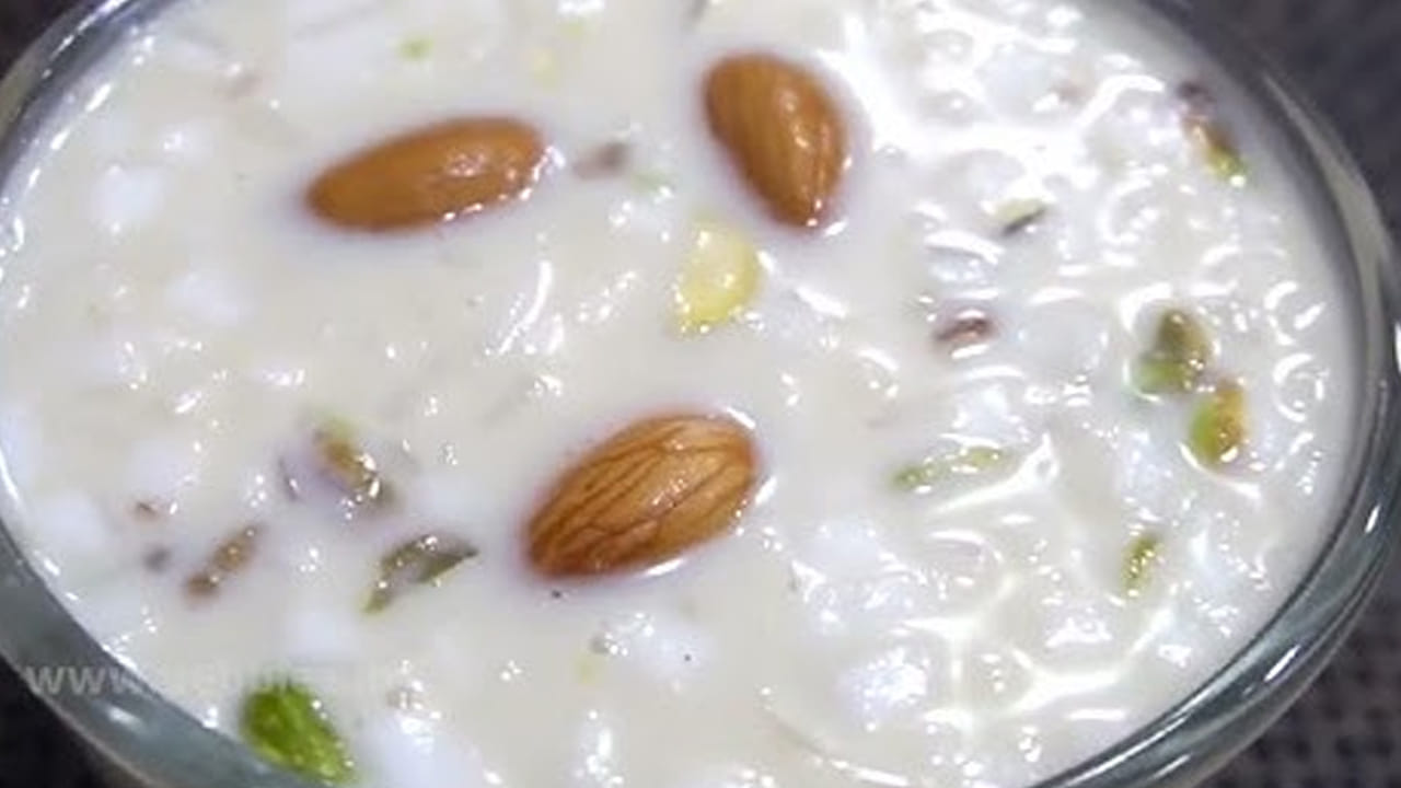 పాయసాన్ని  బాగా ఉడికించుకోవాలి : అదే పాన్‌లో కొంచం  పాలు, ఎండు కొబ్బరి  నుంచి తీసిన పాలను కూడా పోసి  పోసి మరిగించాలి. పాలు బాగా మరిగిన తర్వాత బెల్లం తురుమును కూడా వేసి మిక్స్ అయ్యేలా కలపాలి.