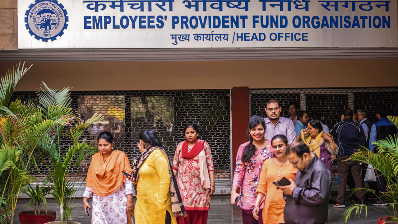 మీరు ఒక ఉద్యోగం నుంచి మరో ఉద్యోగానికి మారాలా..? మీ పీఎఫ్ అకౌంట్‌ను ఒక కంపెనీ నుంచి మరో కంపెనీకి మార్చాలనుకుంటున్నారా..? అయితే మీకు గుడ్ న్యూస్.  ఇక నుంచి కంపెనీ మారకపోతే మీరు సులువుగా పీఎఫ్ అకౌంట్‌ను ట్రాన్స్‌ఫర్ చేసుకోవచ్చు. ఈ మేరకు ఈపీఎఫ్‌వో 3.0 కొత్త వ్యవస్థ గురించి పార్లమెంట్‌లో కేంద్రం కీలక ప్రకటన చేసింది. వాటి వివరాలేంటో ఇప్పుడు చూద్దాం