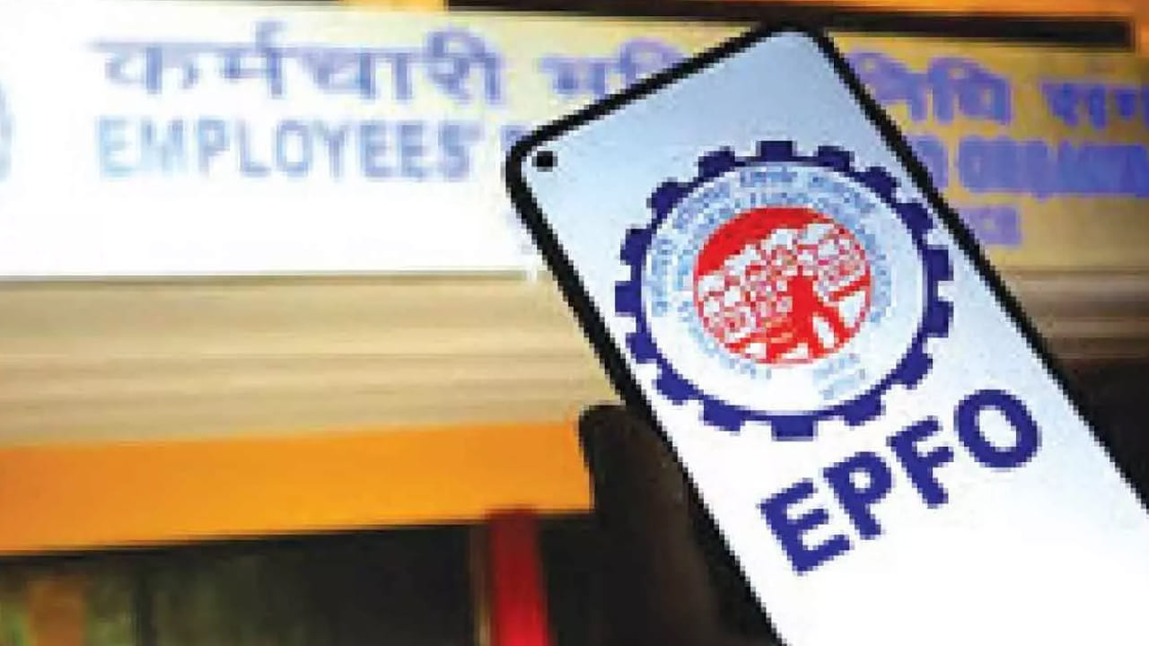ఈపీఎఫ్‌వో ఖాతాదారులకు గుడ్ న్యూ్స్. త్వరలోనే ఎంప్లాయిస్ ప్రావిడెంట్ ఫండ్ ఆర్గనైజేషన్ కొత్త పోర్టల్ తీసుకురానుంది. ఇనాక్టివ్ అయిన పీఎఫ్ ఖాతాలను తిరిగి పునరుద్దరించుకునేందుకు, పాత అకౌంట్లను గుర్తించేందుకు ఈ ఫ్లాట్‌ఫామ్ సహాయపడనుంది. ఇ-ప్రాప్తి పేరుతో ఈ కొత్త వెబ్‌సైట్ తీసుకురానున్నట్లు కేంద్ర కార్మికశాఖ మంత్రి మన్‌సుఖ్‌ మాండవీయ ప్రకటించారు. త్వరలోనే దీనిని లాంచ్ చేయనున్నట్లు వెల్లడించారు.