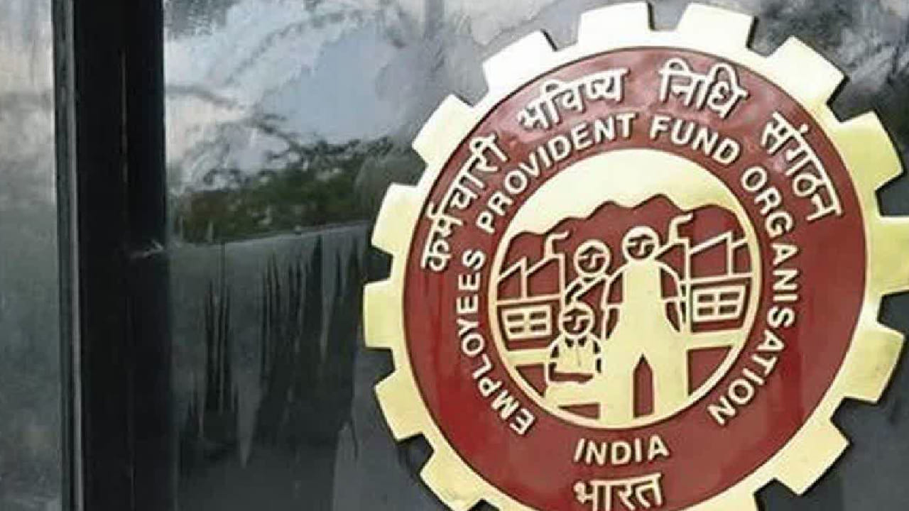 ఇనాక్టివ్ అయిన పీఎఫ్ అకౌంట్లలోని నగదును నేరుగా ఖాతాదారుల బ్యాంక్ అకౌంట్లలో జమ చేయాలని ఈపీఎఫ్వో నిర్ణయించింది. దీంతో ఎలాంటి క్లెయిమ్ చేయకపోయినా నేరుగా అకౌంట్లోకి వచ్చేస్తాయి. ఇందుకోసం ఆటో సెటిల్మెంట్ విధానాన్ని ఈపీఎఫ్వో అమలు చేస్తోంది. తొలుత పైలట్ ప్రాజెక్టుగా దీనిని అమలు చేసేందుకు సిద్దమైంది.