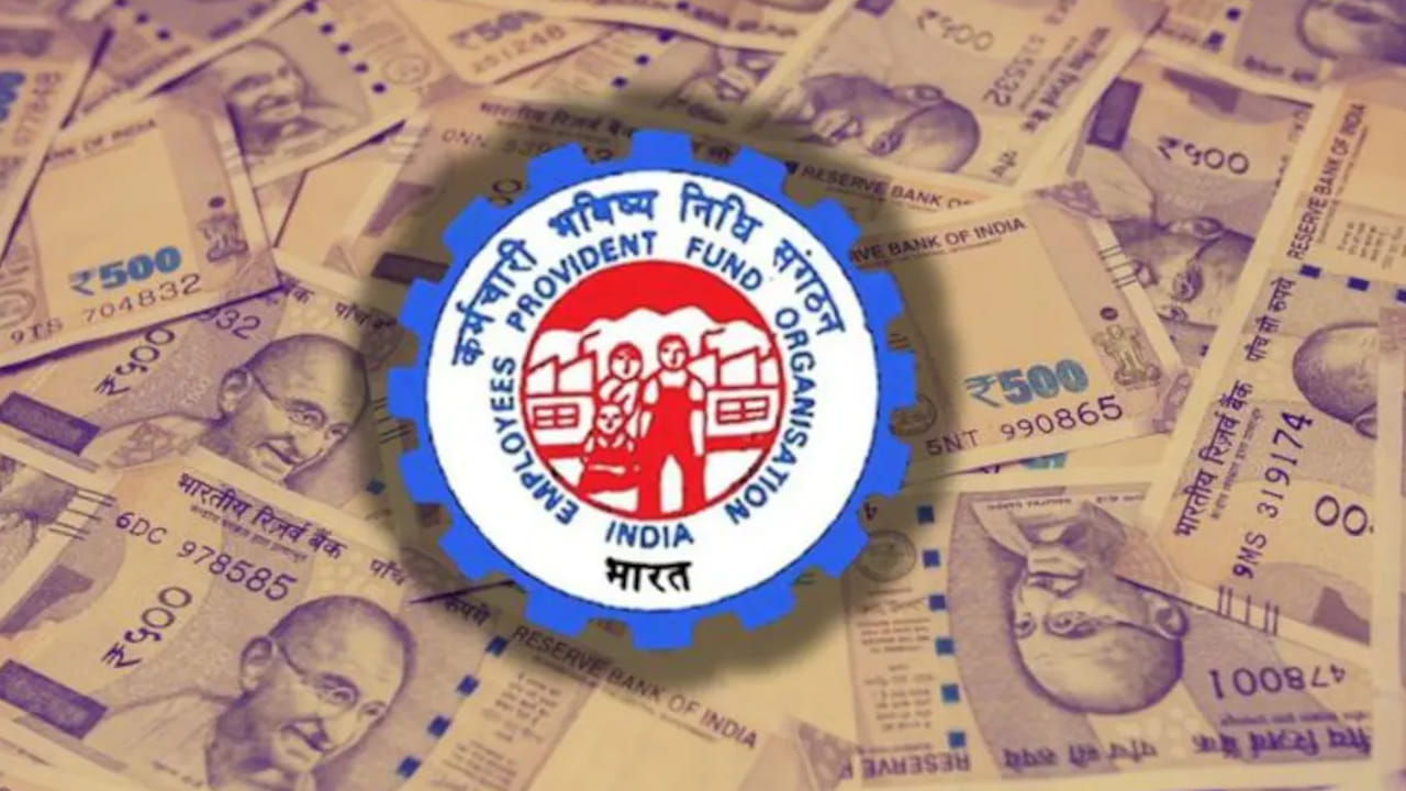 చాలా మంది ఉద్యోగం వదిలేసిన తర్వాతే పీఎఫ్ డబ్బులు తీసుకోవాలని అనుకుంటారు. కానీ, కొన్ని అత్యవసర పరిస్థితుల్లో ఉద్యోగంలో ఉండగానే డబ్బు తీసుకోవచ్చు. ఉదాహరణకు.. ఇల్లు కొనుగోలు చేయడం, పిల్లల ఉన్నత చదువులు, వివాహం లేదా కుటుంబ సభ్యుల వైద్య ఖర్చుల కోసం పీఎఫ్ నుంచి కొంత మొత్తాన్ని విత్‌డ్రా చేసుకునే వెసులుబాటు ఉంది. దీని కోసం ఆన్‌లైన్‌లోనే దరఖాస్తు చేసుకోవచ్చు.
