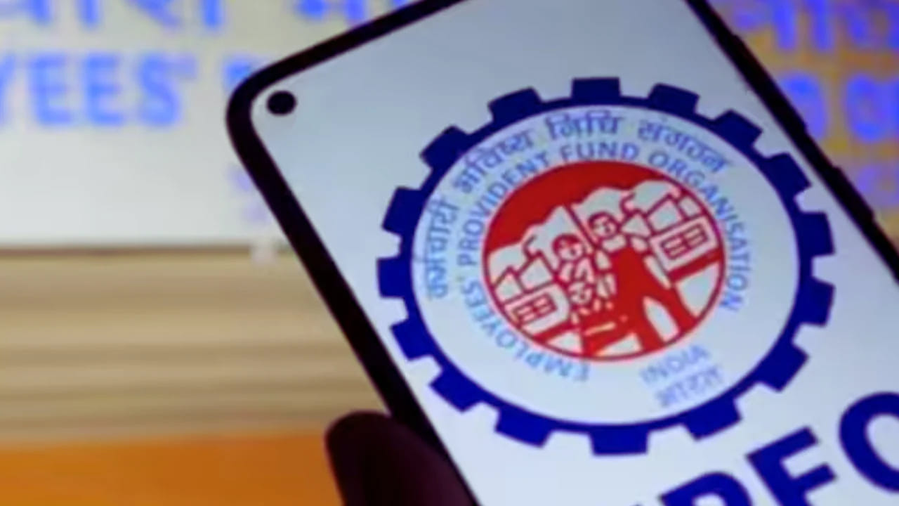 ఇనాక్టివ్ ఖాతాల్లో రూ.వెయ్యిలోపు ఉన్న అన్క్లెయిమ్డ్ బ్యాలెన్స్ను ఆటోమేటిక్గా చందాదారుడి బ్యాంక్ ఖాతాకు బదిలీ చేస్తున్నారు. అయితే ఇప్పుడు పెద్ద మొత్తాలను కూడా దీనిని విస్తరిస్తున్నారు. ఇక పేరు, డేట్ ఆఫ్ బర్త్ వివరాలు మ్యాచ్ అవ్వకపోవడం, ఆధార్ వివరాలు తప్పుగా ఉండటం, ఒక ఉద్యోగి రెండు యూఏఎన్ నెంబర్లు కలిగి ఉండటం, బ్యాంక్ అకౌంట్ అప్డేట్ చేయపోవడం, యజమాని ఎగ్జిట్ డేట్ను సరిగ్గా గుర్తించకపోవడం వల్ల నిధులు నిలిచిపోతాయి.