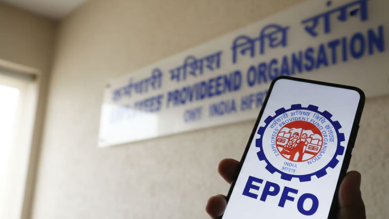 ఇక ఢిల్లీ, కేరళ వంటి రాష్ట్రాల్లో కూడా కనీస వేతనాలు రూ.22 వేల వరకు చేరుకున్నాయి. దీంతో కేంద్రం రూ.25 వేలకు ఈపీఎఫ్‌వో వేతన పరిమితిని పెంచడం వల్ల మరింత ఉద్యోగులకు పీఎఫ్ ప్రయోజనాలు లభిస్తాయి. అయితే యజమానుల నుంచి దీనిపై వ్యతిరేకత ఎదురవుతోంది. దీంతో కేంద్రం ఆ దిశగా నిర్ణయాలు తీసుకోవడంలో వెనకడుగు వేస్తోంది.