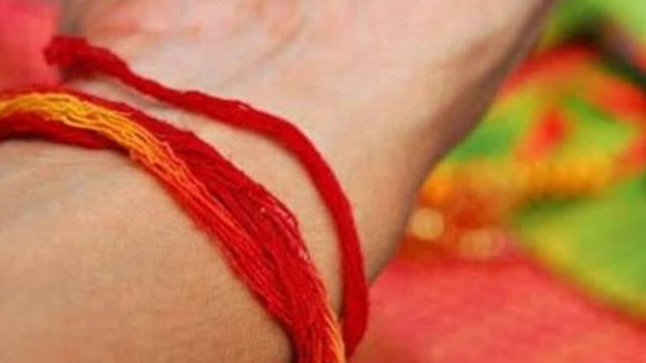 అదే విధంగా మంగళవారం ఎరుపు రంగు దుస్తులు ధరించడం, అలాగే చేతి మణికట్టుకు ఎరుపు రంగు దారం ధరించడం వలన కూడా నరదిష్టి నుంచి బయటపడవచ్చు అని చెబుతున్నారు పండితులు. అయితే ఈ దారం కట్టుకునే సమయంలో సమస్యలన్నీ తొలిగిపోవాలని దేవుడిని ప్రార్థించాలంట. ఇలా చేయడం వలన సమస్యలన్నీ త్వరగా పోతాయంట. నోట్ : ఈ వార్తలలో ఇవ్వబడిన సమాచారం మత విశ్వాసాలపై ఆధారపడి ఉంది. పాఠకుల ఆసక్తి మేరకు.. పలువురు పండితుల సూచనలు, వారి తెలిపిన అంశాల ఆధారంగా అందించినవి మాత్రమే.. వీటిలో ఎలాంటి శాస్త్రీయ ఆధారాలు లేవని పాఠకులు గమనించాలి. టీవీ9 తెలుగు దీనిని ధృవీకరించలేదు