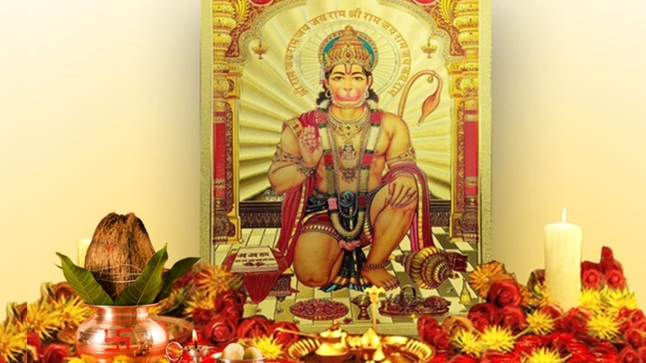 హనుమంతుడిని పూజించడం,  వాస్తు శాస్త్రం ప్రకారం ఎవరు అయితే హనుమంతుడిని పూజిస్తారో వారిపై ఎలాంటి ప్రతికూల శక్తి పని చేయదంట. అందువలన ఈ రోజు తప్పకుండా ఉదయాన్నే స్నానం చేసి, దీపం వెలిగించి, హనుమంతుడిని పూజించాలి. ఇలా చేయడం వలన క్రమంగా మీపై ఉన్న చెడు దృష్టి తొలిగిపోతుంది.