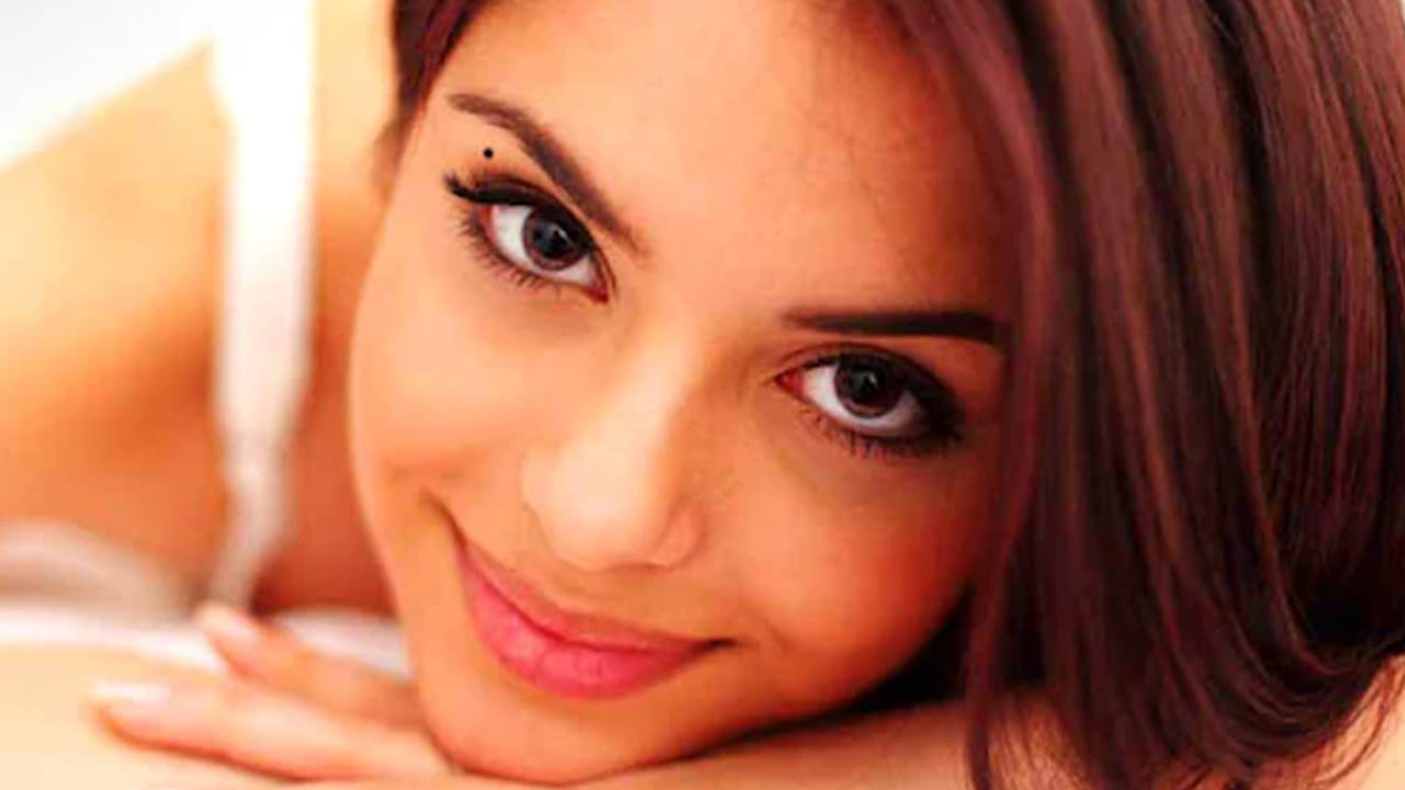 సాముద్రిక శాస్త్రం పెద్ద కళ్లు ఉండటం చాలా అదృష్టమంట. అంతే కాకుండా ఇలాంటి వారు చాలా ఆకర్షణీయంగా ఉండటమే కాకుండా చాలా తెలివైన వారు అని చెబుతున్నారు పండితులు. పెద్ద కళ్లు ఉన్నవారికి కుటుంబపై ప్రేమ ఎక్కువగా ఉంటుందంట. ఇలాంటి వారు తమ కుటుంబం కోసం ఎంత కష్టమైన పడతారు, కెరీర్‌లో కూడా చాలా ఉన్నతంగా ఉంటారు. వీరి మనస్తత్వం చాలా సున్నితమైనది.