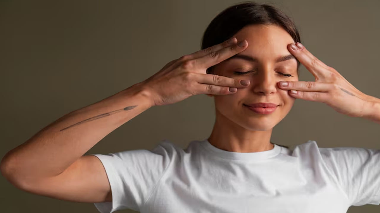 కళ్లకు విశ్రాంతి (Eye Care): డిజిటల్ స్ట్రెయిన్ తగ్గించడానికి పామింగ్ (Palming) పద్ధతి వాడండి. రెండు అరచేతులను ఒకదానికొకటి వేగంగా రుద్ది, ఆ వెచ్చదనాన్ని కళ్లపై ఉంచుకోండి. ఇది కళ్ల అలసటను తగ్గిస్తుంది.