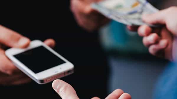Hyderabad: అర్జెంట్గా డబ్బు అవసరమని ఫోన్ అమ్మేందుకు వచ్చిన వ్యక్తి.. కొన్న కాసేపటికే
