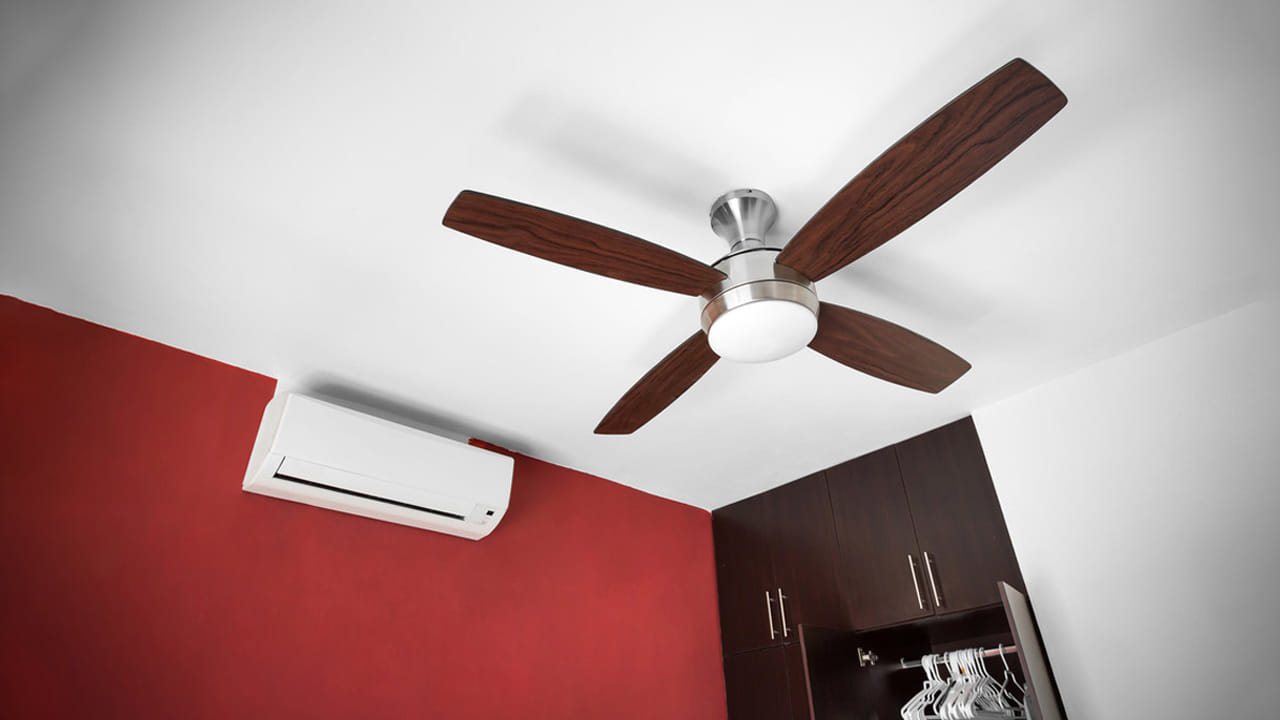 ప్రస్తుతం ఎండ తీవ్రత క్రమంలో ఇళ్లల్లో ఏసీల వినియోగం అనేది పెరిగిపోయింది. అయితే ఏసీ ఆన్ చేసినప్పుడు చాలామంది ఫ్యాన్ కూడా ఆన్ చేసి ఉంచుతారు. ఏసీ వాడేటప్పుడు ఫ్యాన్ కూడా ఆన్ చేస్తే కూలింగ్ పెరుగుతుందని, రూమ్ మొత్తం చల్లదనం అనేది వ్యాపిస్తుందని భావిస్తుంటారు. అయితే నిజంగా ఏసీ వాడేటప్పుడు ఫ్యాన్ ఉపయోగిస్తే చల్లదనం పెరుగుతుందా..? లేదా తగ్గుతుందా..? గాలి సర్క్యూలేషన్ అనేది మరింత పెరుగుతుందా..? రెండు ఒకేసారి ఎలా వాడాలి..? విద్యుత్ బిల్లు తగ్గించుకోవాలంటే ఏం చేయాలి? అనేది ఇప్పుడు చూద్దాం