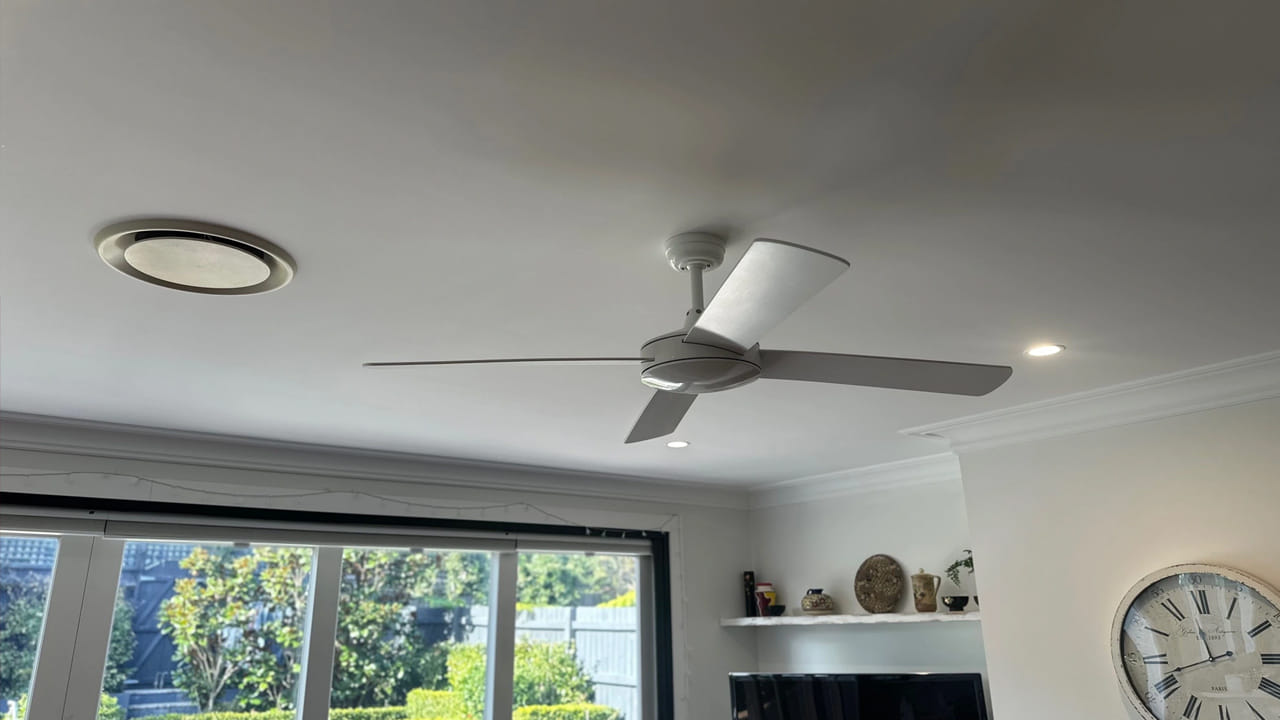 ఏసీ వాడేటప్పుడు ఫ్యాన్ వాడటం వల్ల అనేక ప్రయోజనాలు ఉన్నాయని నిపుణులు చెబుతున్నారు. ఏసీ అనేది స్వింగ్ మోడ్‌లు ఎంతవరకు ఉంటే అంతరవరకే మాత్రమే గాలి సర్క్యూలేట్ అవుతుంది. అయితే ఫ్యాన్ వేయడం వల్ల గాలి అనేది రూమ్ మొత్తం వ్యాప్తి చెందుతుంది. దీని వల్ల రూమ్ అనేది త్వరగా కూలింగ్ అవుతుంది. ఏసీ టెంపరేచర్‌ను ఎక్కువగా తగ్గించాల్సిన అవసరం లేకుండానే రూమ్ మొత్తం త్వరగా చల్లగా అవుతుంది.
