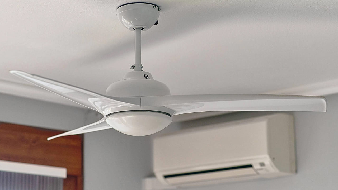 ఏసీ టెంపరేచర్ తగ్గించడం వల్ల అది విద్యుత్‌ను మరింత ఎక్కువ వినియోగించుకుంటోంది. అదే ఫ్యాన్ వాడితే టెంపరేచర్ తగ్గించాల్సిన అవసరం లేదు. రూమ్ మొత్తం చల్లదనం అనేది వేగంగా వ్యాప్తి చెందుతుంది. దీని వల్ల విద్యుత్ కూడా ఆదా అవుతుంది. ఇక ఫ్యాన్ వాడటం వల్ల ఏసీ ఎక్కువసేపు ఆన్ చేయాల్సిన అవసరం అనేది ఉండదు. ఫ్యాన్ వల్ల రూమ్ మొత్తం చల్లదనం అవస్తుంది కనుక కాసేపు తర్వాత ఏసీ ఆపేస్తే సరిపోతుంది.
