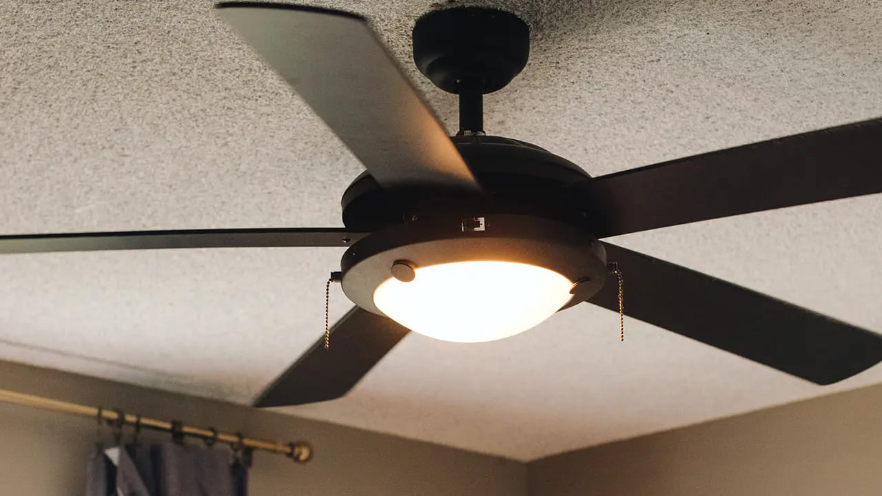 ఇక ఏసీతో పాటు ఫ్యాన్ వాడటం వల్ల మన శరీరానికి మంచి కంఫర్ట్ అనిపిస్తుంది. ఇక ఇటీవల రూమ్ టెంపరేచర్ ఆధారంగా ఏసీ ఆటోమేటిక్‌గా ఆన్ లేదా ఆఫ్ అయ్యే టెక్నాలజీ కూడా వచ్చింది. ఫ్యాన్ ఆన్ చేసి  ఉంచడం వల్ల కూలింగ్ తగ్గినప్పుడు ఏసీ ఆన్ అవుతుంది. కూలింగ్ అవ్వగానే మళ్లీ ఆగిపోతుంది. దీని వల్ల కరెంట్ కూడా ఆదా అవుతుంది.
