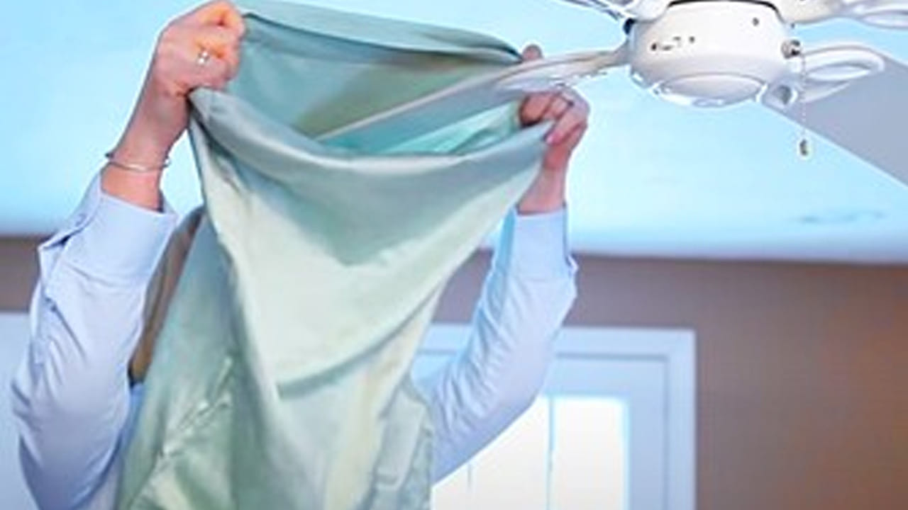 ఇవే కాకుండా దిండు కవర్‌తో కూడా కూడా సీలింగ్ ఫ్యాన్ క్లీన్ చేయవచ్చును. దీని కోసం ఒక కర్ర దిండు కవర్‌ను కర్రకు కట్టి, ఆ కవర్ ఉపయోగించి సీలింగ్ ఫ్యాన్, ఒక్కో రెక్కను క్లీన్ చేయాలి. ఇలా చేయడం వలన కింద ఎలాంటి డస్ట్ పడకుండా, చాలా త్వరగా సీలింగ్ ఫ్యాన్ క్లీనింగ్ పూర్తి అవుతుంది.