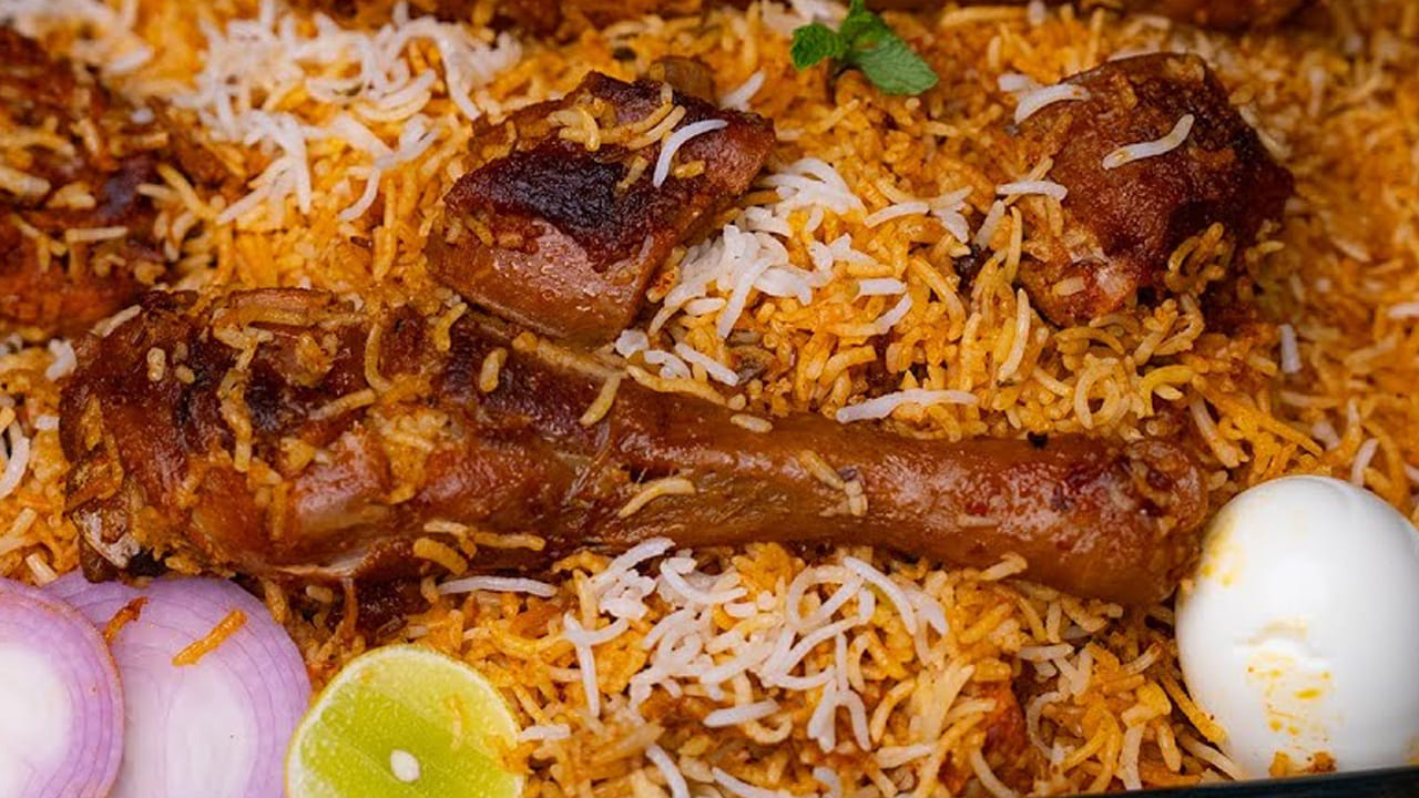 బాస్మతి బియ్యాన్ని ముందుగా ఒక గంట నానబెట్టాలి. ఆ తర్వాత వాటిని వంపి, దానిలో  ఒక టేబుల్ స్పూన్  ఉప్పు వేసి నీటిలో బాగా  ఉడికించాలి. ఆ తర్వాత వీటిని వంపి పక్కన పెట్టాలి. ఇలా చేయడం వలన ఈ  గింజలు పొడి పొడిగా ఉంటాయి. మీరు కూడా మీ ఇంట్లో ఇలా చేయండి. అప్పుడు మీకు తేడా తెలుస్తుంది. 
