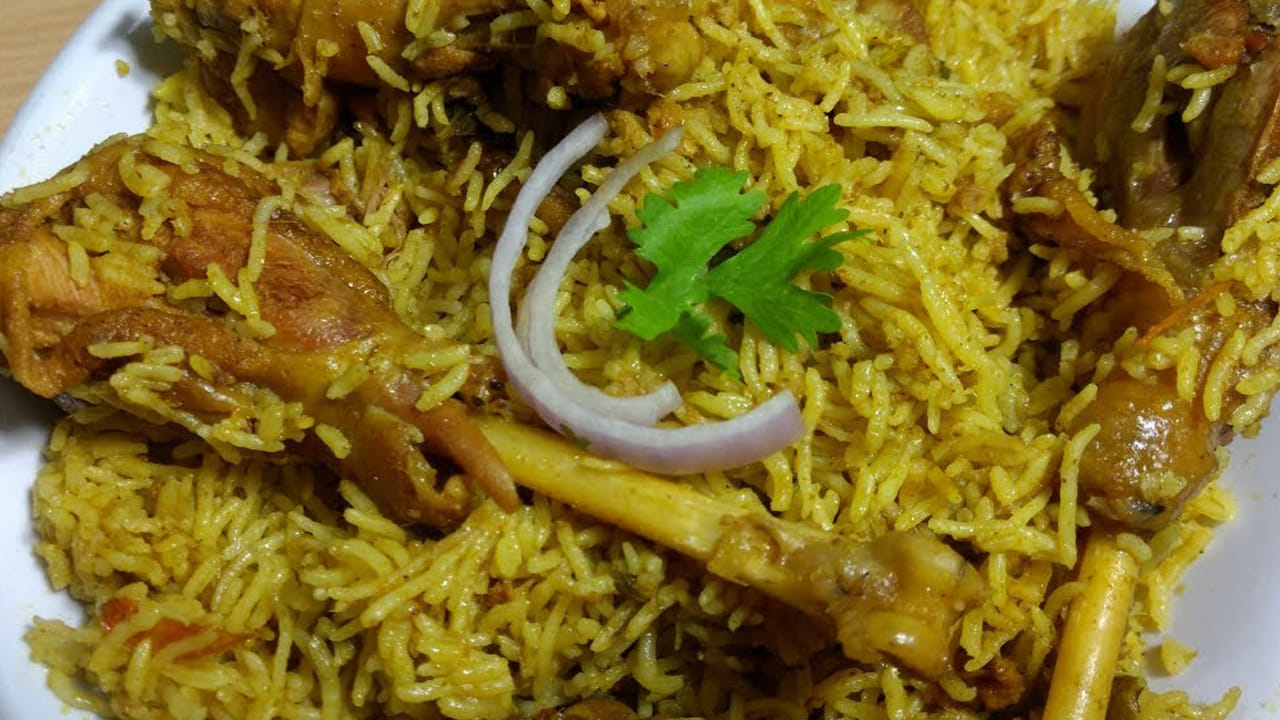 పచ్చిమిర్చి, కట్ చేసిన టమోటా ముక్కలు వేసి కొద్దీ సేపటి తర్వాత ముందుగా మ్యారినేట్  కోడి ముక్కలు కూడా దీనిలో వేసి మీడియం  మంటపై బాగా ఉడికించాలి. చికెన్ మెత్తగా ఉడికే వరకు పొయ్యి మీదే ఉంచుకోవాలి. ఇంకా వీటిని ప్రతి 5 నిముషాలకొకసార
 కలుపుతూ ఉండాలి ఇలా చేస్తే అడుగు అంటకుండా ఉంటుంది.