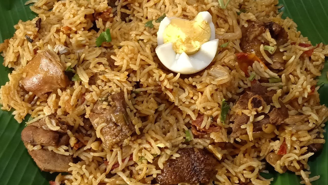 చివర్లో వీటిని వేయండి: చికెన్ ముక్కలు బాగా ఉడికిన తర్వాత వీటిలో ఉడికించిన బియ్యం పోసి బాగా తిప్పుతూ ఉండాలి. ఇంకా దీనిలో  ఇప్పుడు అర కట్ట పుదీనా ఆకులు, ఒక కప్పు కొత్తిమీర, ఒక టేబుల్ స్పూన్ మసాలా పొడి,  రెండు టేబుల్ స్పూన్స్ నిమ్మరసం వేసి బాగా కలుపుకోవాలి. ఇవి బిర్యానీకి మంచి రుచిని ఇస్తాయి.