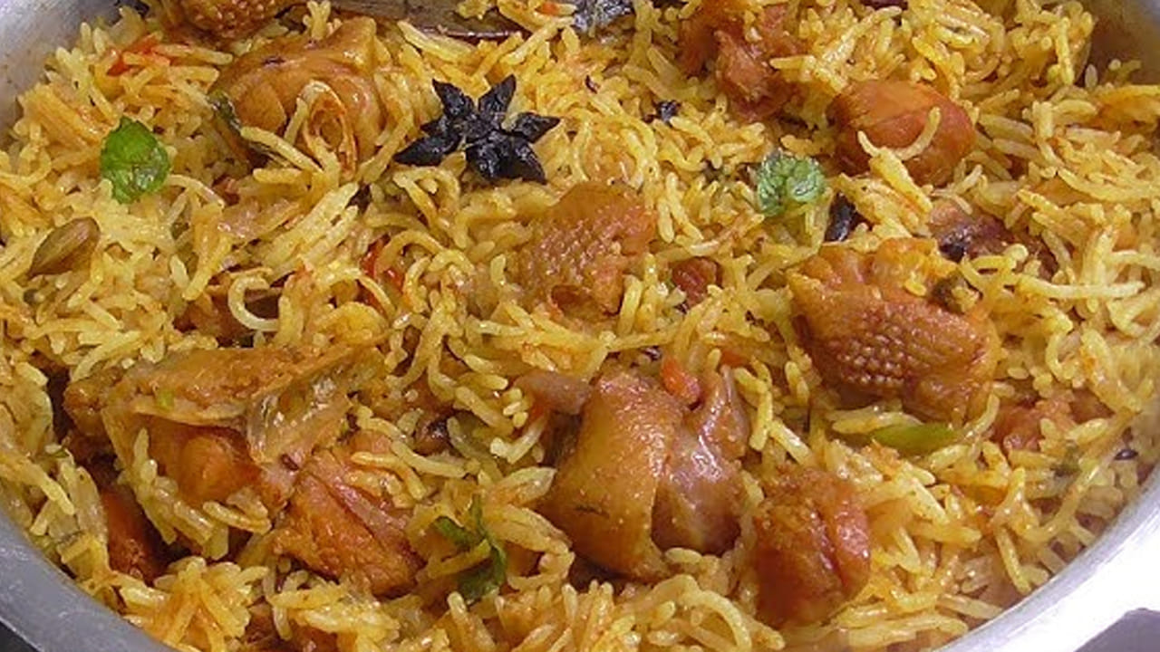 
ముందుగా ఫారం కోడి ముక్కలను తీసుకుని వాటిని బాగా కడిగి, దానిలో అర టేబుల్ స్పూన్  వేసి రెండు సార్లు బాగా  క్లీన్ చేసుకోవాలి. ఆ తర్వాత ఒక గిన్నెలో  ఈ కోడి ముక్కలు వేసి కొద్దిగా పెరుగు, ఒక టేబుల్ స్పూన్ కారం, అర టేబుల్ స్పూన్ పసుపు, రుచికి సరిపడా  ఉప్పు, ఇంకా అల్లం వెల్లుల్లి పేస్ట్ కూడా దీనిలో మిక్స్ అయ్యేలా కలుపుకోవాలి. 