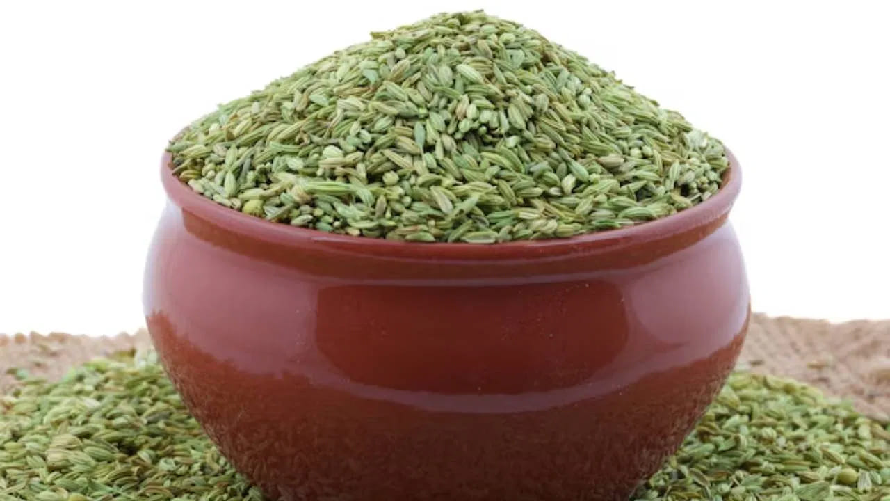 బరువు తగ్గడంలో కూడా సహాయం: సోంపు గింజలలో ఫైబర్ అధికంగా ఉంటుంది. ఇది జీవక్రియను వేగవంతం చేయడంలో తోడ్పడుతుంది. భోజనం తర్వాత సోంపు తీసుకోవడం వల్ల అనవసరమైన ఆకలి కలగదు, తద్వారా అతిగా తినడాన్ని నియంత్రించవచ్చు. ఇది పరోక్షంగా బరువు తగ్గాలనుకునే వారికి కూడా మేలు చేస్తుంది.
