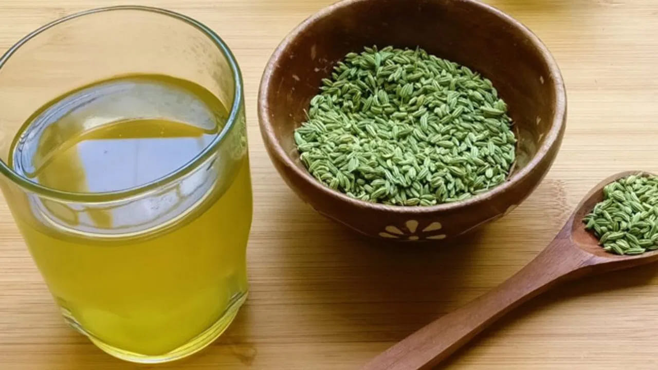 డాక్టర్ సలహా ఏంటంటే?: ప్రతిరోజూ భోజనం ముగిసిన తర్వాత ఒక టీస్పూన్ సోంపు గింజలను బాగా నమిలి తినాలని నిపుణులు సిఫార్సు చేస్తున్నారు. సోంపును నేరుగా నమలడం శ్రేయస్కరం. కావాలంటే కొంచెం పటిక బెల్లం కలుపుకోవచ్చు, కానీ చక్కెర కోటింగ్ ఉన్న సోంపు కంటే సహజమైన గింజలే ఆరోగ్యానికి మంచివి. ఒకవేళ గింజలు నమలడం ఇష్టం లేని వారు, సోంపును నీటిలో మరిగించి సోంపు టీ లాగా కూడా తీసుకోవచ్చు.
