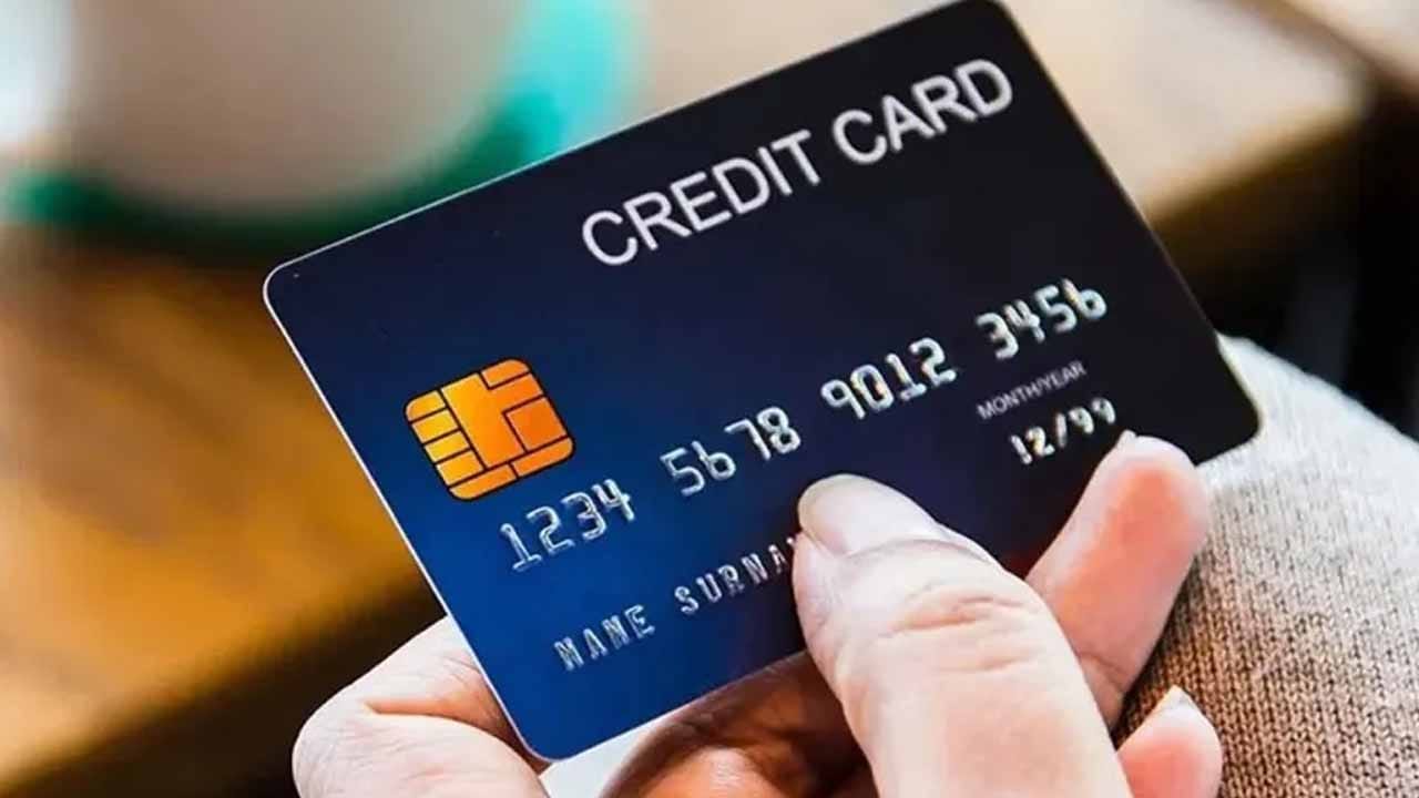  1. క్రెడిట్ కార్డు వడ్డీ భారంగా మారుతుంది: అవసరానికి మించి క్రెడిట్ కార్డులను వాడటం అత్యంత ప్రమాదకరం. క్రెడిట్ కార్డులపై ఉండే అధిక వడ్డీ (దాదాపు 18% లేదా అంతకంటే ఎక్కువ) మీ సంపాదనను హరిస్తుంది. అధిక వడ్డీ చెల్లించడం అంటే మీ కష్టార్జితాన్ని ఇతరులకు ధారపోయడమే అని బఫెట్ అంటారు. అందుకే, వీలైనంత త్వరగా ఖరీదైన అప్పులను తీర్చివేయడం ఆర్థికంగా ఎదగడానికి మొదటి మెట్టు.