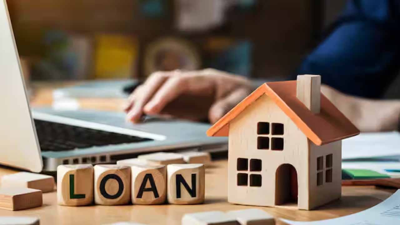  3. హోదా కోసం పెద్ద ఇల్లు.. ఒక ఆర్థిక భారం: అవసరానికి మించిన పెద్ద ఇల్లు కొనడం కోసం భారీగా హోమ్ లోన్ తీసుకోవడం మీ ఆర్థిక స్థితిని దెబ్బతీస్తుంది. మీ ఆదాయంలో ఎక్కువ భాగం EMIలకే వెళ్తే, పొదుపు చేయడానికి లేదా పెట్టుబడి పెట్టడానికి అవకాశం ఉండదు. ఇల్లు అనేది నివసించడానికి ఉండాలి కానీ, ఎదుటివారికి చూపించుకోవడానికి కాదని బఫెట్ నమ్ముతారు.