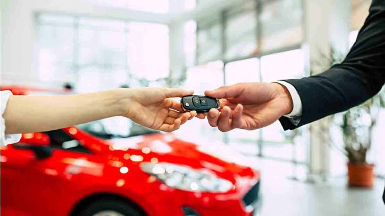  5. స్టేటస్ కోసం కొత్త కారు కొనడం: మధ్యతరగతి ప్రజలు ఎదుటివారిని మెప్పించేందుకు అప్పులు చేసి కొత్త కార్లు కొంటారు. కారు కొన్న మరుక్షణం దాని విలువ తగ్గిపోతూ ఉంటుంది. వారెన్ బఫెట్ స్వయంగా ఎన్నో ఏళ్ల పాటు పాత కారునే వాడారు. అనవసరమైన ఆడంబరాల కోసం డబ్బు ఖర్చు చేసే బదులు, ఆ డబ్బును మదుపు చేయడం ద్వారా సంపదను సృష్టించవచ్చని ఆయన నిరూపించారు.