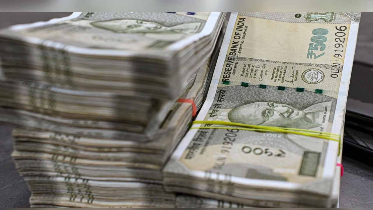  ధనవంతులు కావడం అంటే కేవలం ఎక్కువ సంపాదించడం మాత్రమే కాదు, అనవసరమైన ఖర్చులను తగ్గించుకుని తెలివిగా పెట్టుబడి పెట్టడం. వారెన్ బఫెట్ చెప్పిన ఈ చిన్న మార్పులను మీ జీవితంలో అమలు చేస్తే, ఆర్థిక స్వేచ్ఛను సాధించడం కష్టమేమీ కాదు.