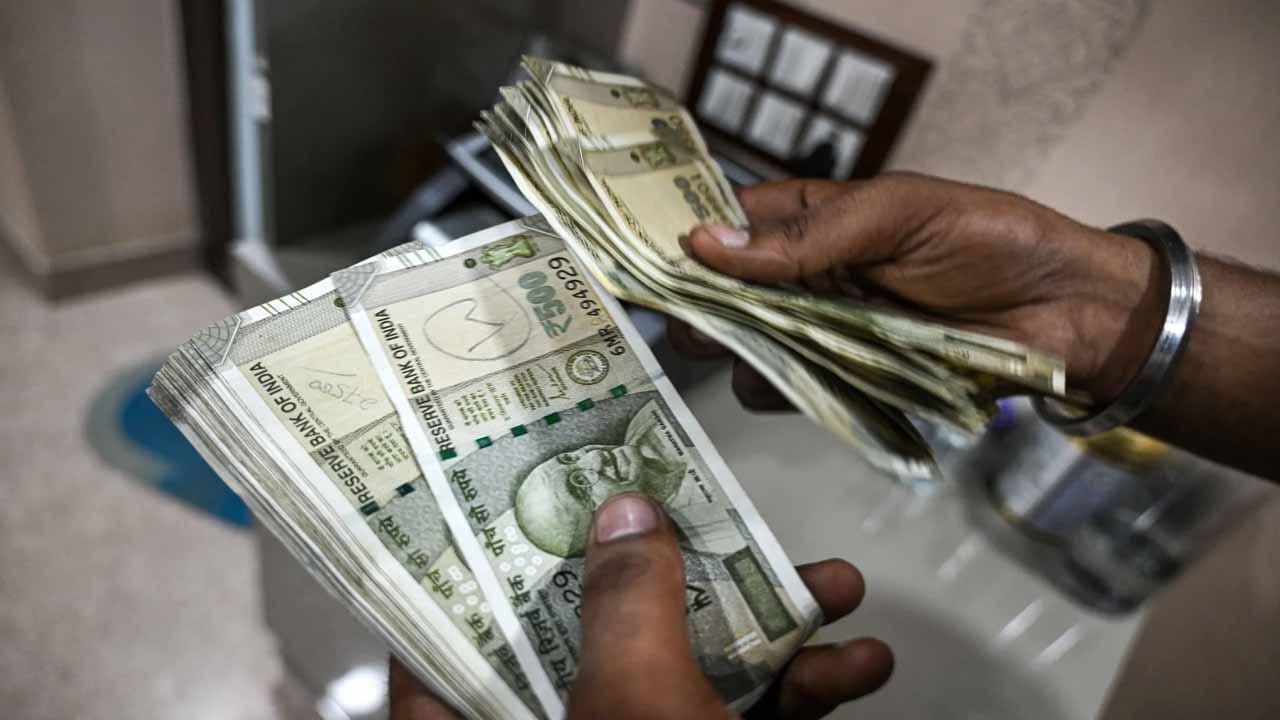  Financial Lessons: చాలామంది మధ్యతరగతి ప్రజలు ఆర్థిక సంక్షోభం అనేది అకస్మాత్తుగా వస్తుందని భావిస్తారు. కానీ, ప్రపంచ ప్రఖ్యాత ఇన్వెస్టర్ వారెన్ బఫెట్ అభిప్రాయం ప్రకారం.. ఆర్థిక ఇబ్బందులు అనేవి మనం రోజువారీ చేసే చిన్న చిన్న పొరపాట్ల వల్ల క్రమంగా ఏర్పడేవి. మొదట్లో ఈ తప్పులు చిన్నవిగా అనిపించినా, కాలక్రమేణా ఇవి మీ ఆర్థిక పునాదులను బలహీనపరుస్తాయి. మీరు కూడా ఆర్థికంగా ఎదగాలనుకుంటే, బఫెట్ సూచించిన ఈ కింది 5 అలవాట్లకు దూరంగా ఉండాలి.