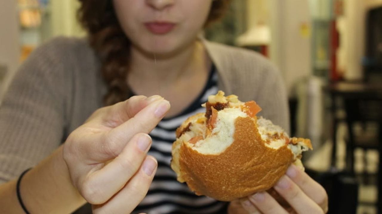 జుట్టు కడుపులోకి వెళితే ఏమవుతుందో తెలుసా? పాతకాలపు చిట్కాలు పాటించే ముందు ఈ నిజాలు తెలుసుకోండి!