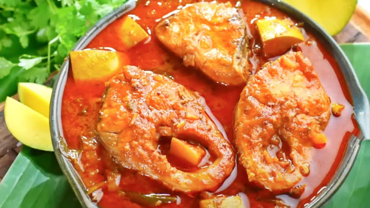 తయారీ విధానం : ముందుగా బొమ్మ చేప ముక్కలను గోరు వెచ్చటి నీటిలో ఉప్పు, చిటికెడు పసుపు వేసి బాగా క్లీన్ చేయాలి. తర్వాత వీటిని వేరే బౌల్ లోకి తీసుకొని కారం, చిటికెడు పసుపు, ధనియాల పొడి, అల్లం వెల్లుల్లి పేస్ట్ వేసి ముక్కలకు బాగా పట్టేలా కలుపుకోవాలి. తర్వాత వీటిని పది నిమిషాల పాటు పక్కన పెట్టుకోవాలి.