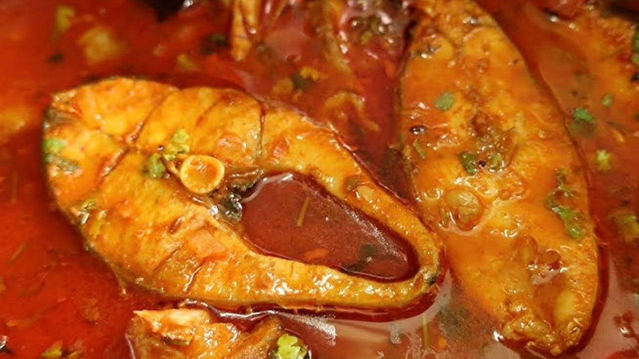 ఇప్పుడు స్టవ్ ఆన్ చేసి పాన్ పెట్టాలి. అందులో కర్రీకి సరిపడ నూనె వేసుకోవాలి. తర్వాత అందులో ఆనియన్, టమాటాలను కలిపి పేస్టులా తయారు చేసుకోవాలి. ఈ పేస్టును నూనెలో వేయాలి. తర్వాత ఇందులో వెల్లులి రెబ్బలు, కొత్తిమీర, అల్లం వెల్లుల్లి పేస్ట్ వేసి మంచిగా కలుపుకోవాలి. పచ్చి వాసన పోయిన తర్వాత ఇందులో చేపలు వేయాలి. బాగా కలపకుండా వీటిని మెల్లిగా కదుపుతూ వేయించుకోవాలి.