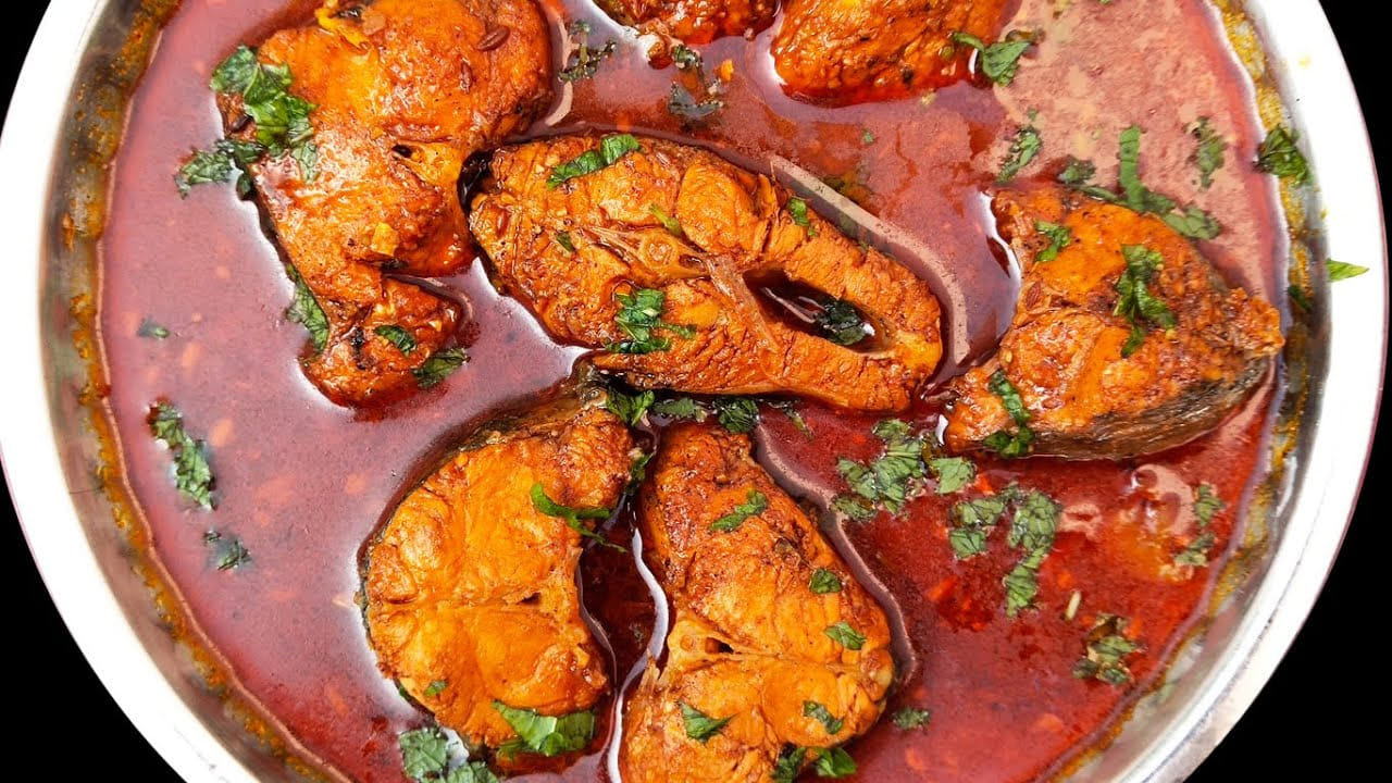 ఇప్పుడు వీటిలో చింత పండు రసం వేయాలి. తర్వాత చింత పండు రసంలో ముక్క బాగా ఉడికేలా చూసుకోవాలి. అప్పుడు చేపలు చాలా టేస్టుగా వస్తాయి. ఇప్పుడు మెంతి పొడి, ధనియాల పొడి వేసుకోవాలి. వీలైతే తరిగిన కొత్తిమీర వేసుకోవాలి. అంతే టేస్టీ టేస్టీ కొర్రమట్ట చేపల పులుసు రెడీ.