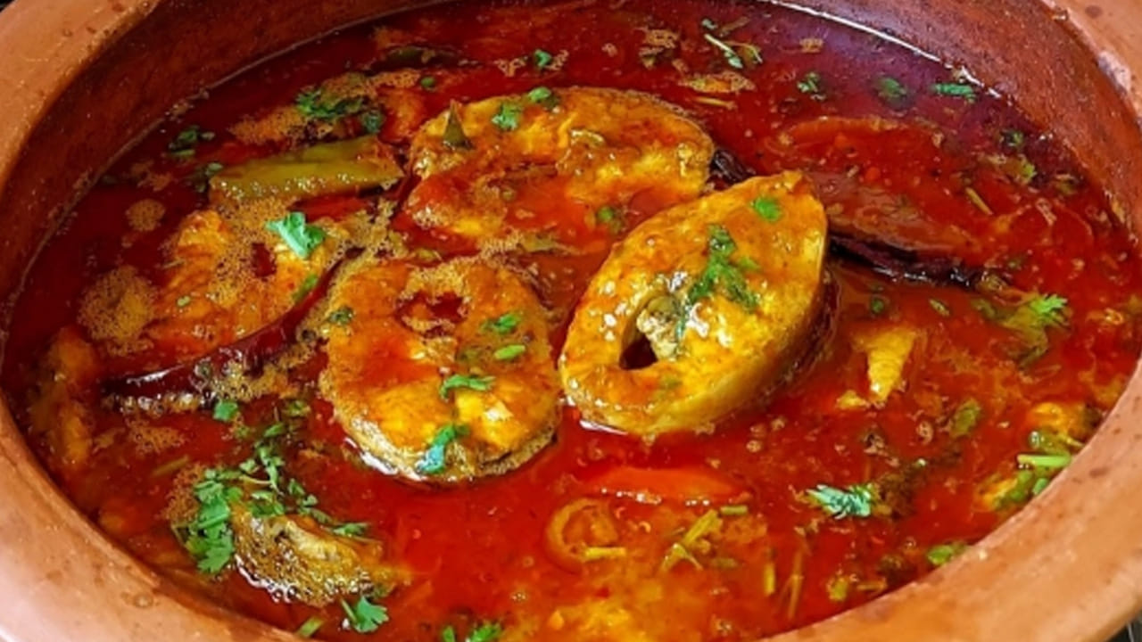 కావాల్సిన పదార్థాలు : కొర్ర మట్ట చేప కేజీ, మెంతి పొడి, కారం, అల్లం వెల్లుల్లి పేస్ట్, ఉల్లిపాయ పేస్ట్ నిప్పులపై కాల్చినది, వెల్లుల్లి రెబ్బలు, రెండు టమాటాలు, కొత్తిమీర, ధనియాల పొడి.