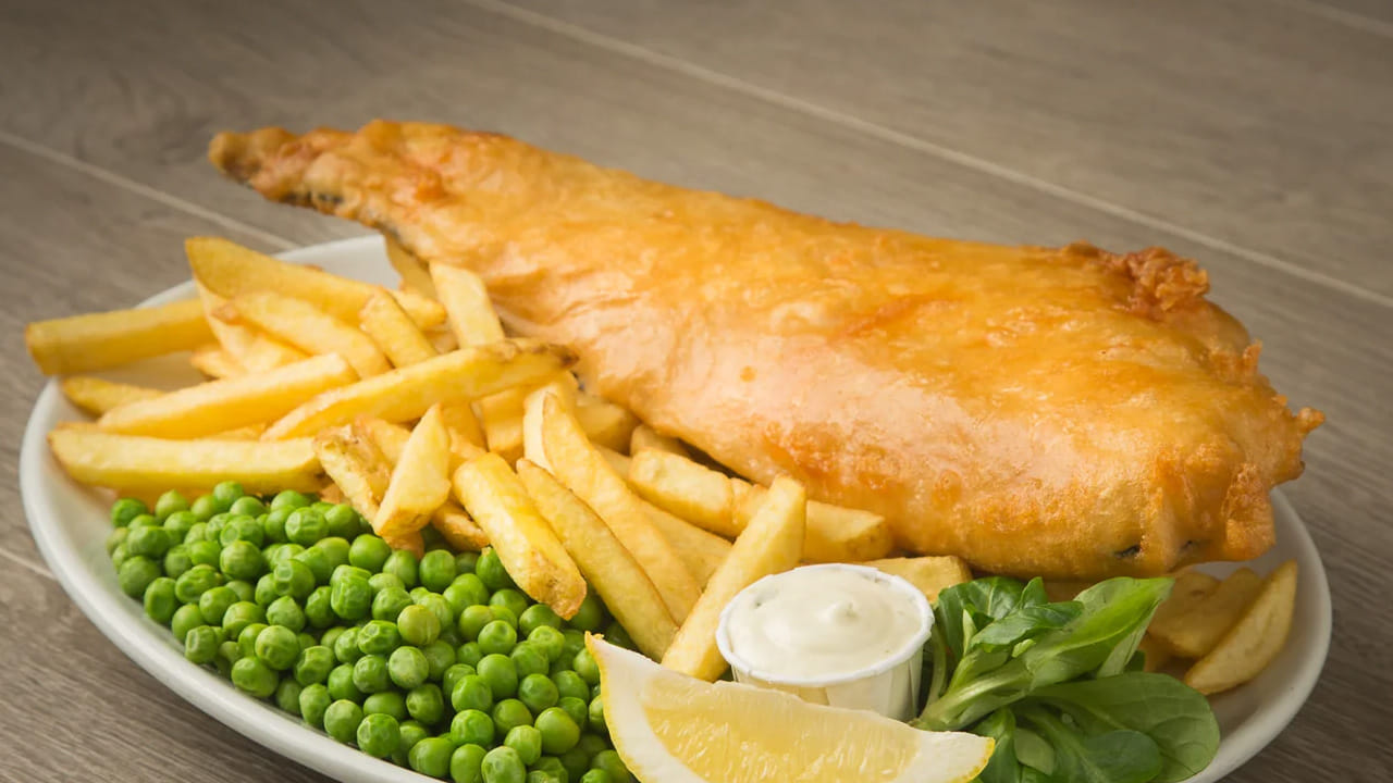 తయారీ విధానం :ఒక పెద్ద బౌల్ తీసుకోవాలి. అందులో మైదా పిండి, కార్న్ ఫ్లోర్, బేకింగ్ పౌడర్, మిరియాల పొడి, రుచికి సరిపడ ఉప్పు, కారం వేసి, అందులో లాగర్ బీర్ పోసి మెల్లి మెల్లిగా మెత్తగా కలిపి పట్టుకోవాలి. దాదాపు 30 నిమిషాల పాటు ఈ మిశ్రమాన్ని పక్కన పెట్టుకుంటే, చిప్స్ బాగా వస్తాయి.